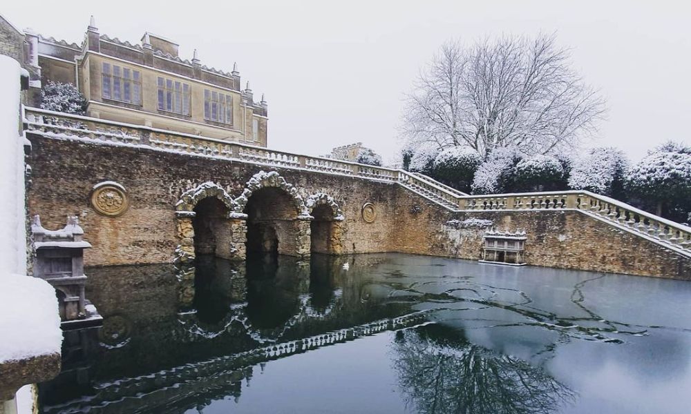 Euridge Manor House Outside With Frosty Lake