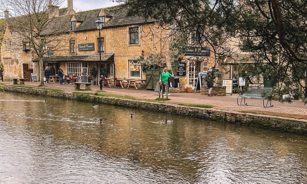 Walk around Bourton-on-the-Water