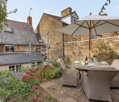 Garden Cottage Patio - StayCotswold