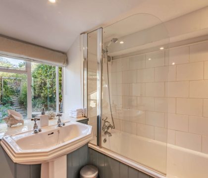 Garden Cottage Family Bathroom - StayCotswold