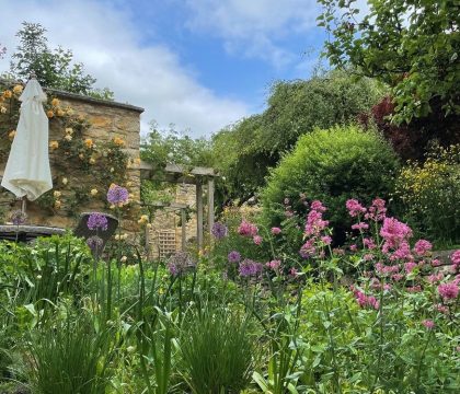 Garden Cottage Outside - StayCotswold
