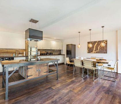 The Old Garage Kitchen/Dining Room - StayCotswold