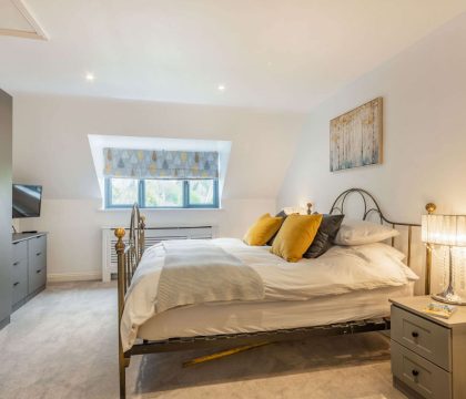 The Old Garage Master Bedroom - StayCotswold