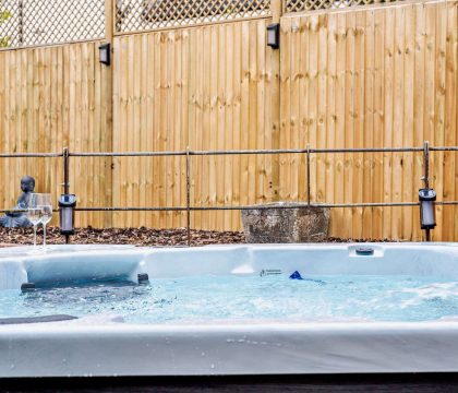The Old Garage Hot Tub - StayCotswold