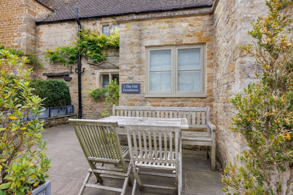 The Old Farmhouse, 3 Bed Cotswold Holiday Home near BourtonontheWater