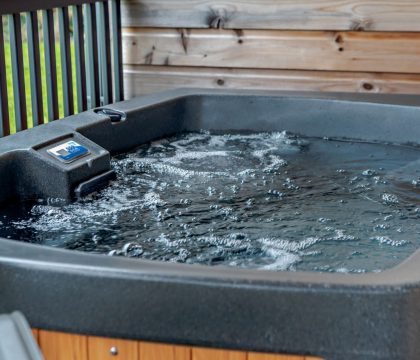 Cotswold Lodge hot Tub - StayCotswold