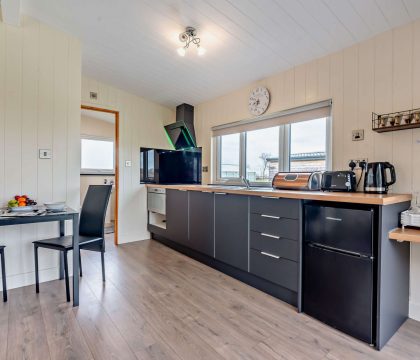 Cotswold Lodge Kitchen & Dining Area - StayCotswold