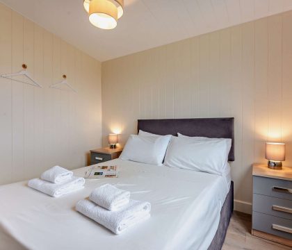 Cotswold Lodge Master Bedroom - StayCotswold