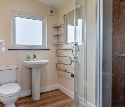 Cotswold View Shower Room - StayCotswold