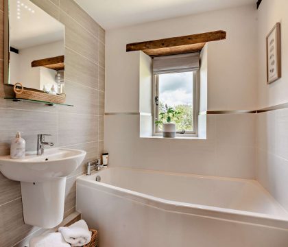 Perry Cottage Bathroom - StayCotswold