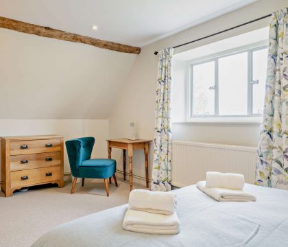 Smuggs Barn Cottage Bedroom - StayCotswold