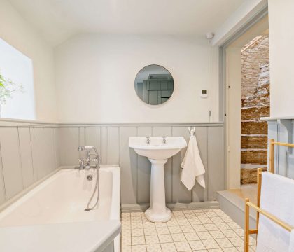 Smuggs Barn Cottage Family Bathroom - StayCotswold