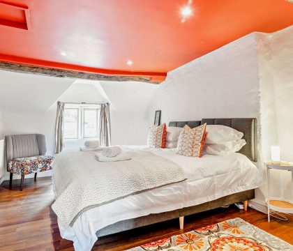Smuggs Barn Cottage Bedroom - StayCotswold