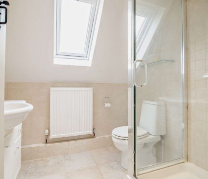 Smuggs Barn Cottage Shower Room - StayCotswold