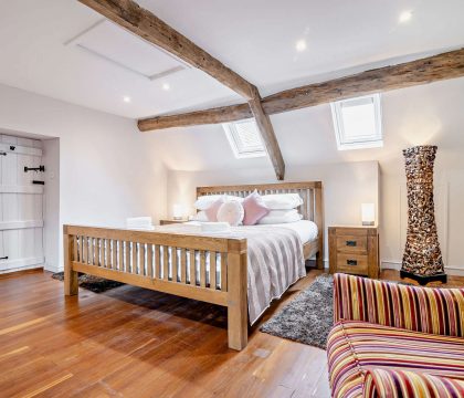 Smuggs Barn Cottage Bedroom - StayCotswold