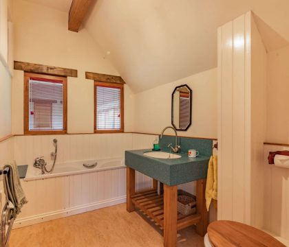 Bunt Barn Double Ensuite Bathroom - StayCotswold