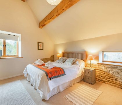 Bunt Barn Double Bedroom - StayCotswold
