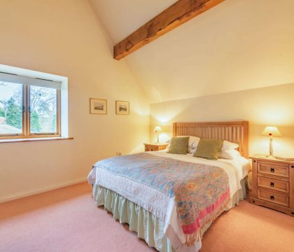 Bunt Barn Double Bedroom - StayCotswold
