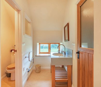 Bunt Barn Double Family Bathroom - StayCotswold