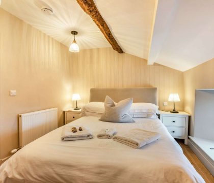 Church View Apartment Double Bed - StayCotswold