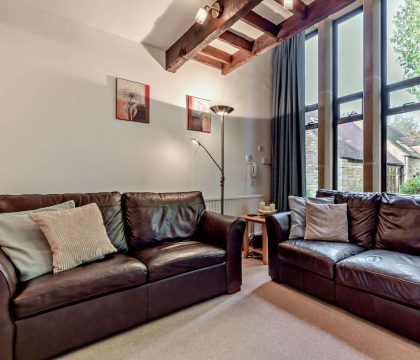 Ratty's Retreat Living Room - StayCotswold