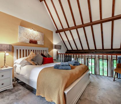 Ratty's Retreat Master Bedroom - StayCotswold