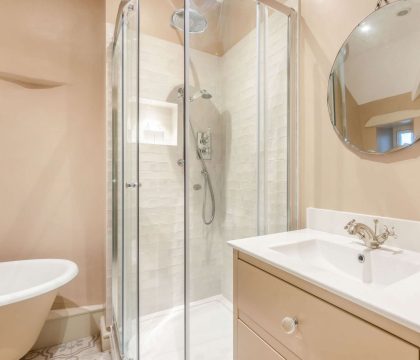 Lilly Bee Cottage Family Bathroom - StayCotswold