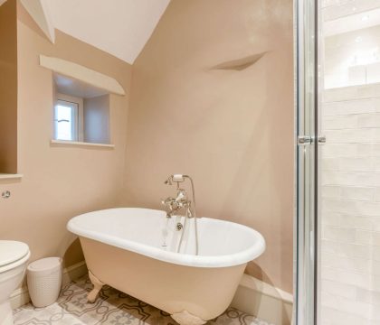 Lilly Bee Cottage Family Bathroom - StayCotswold