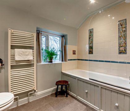 Holly Cottage Family Bathroom - StayCotswold 