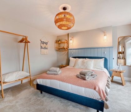Molls Yard Master Bedroom - StayCotswold