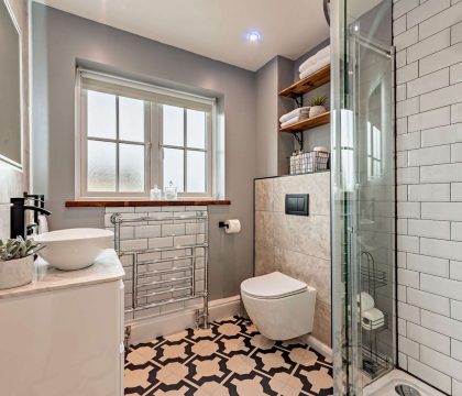 Ross House Family Bathroom - StayCotswold