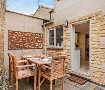 Masters House Courtyard - StayCotswold