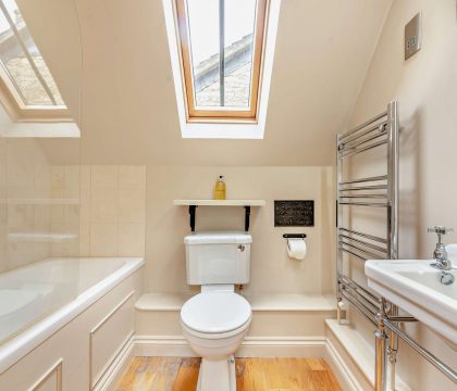 Masters House Family Bathroom - StayCotswold