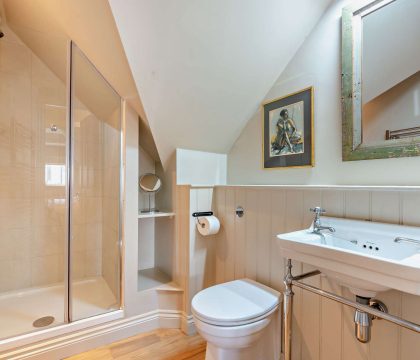 Masters House Master Bedroom Ensuite - StayCotswold