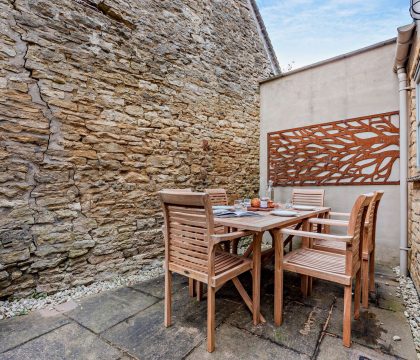 Masters House Courtyard - StayCotswold