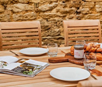 Masters House Courtyard - StayCotswold