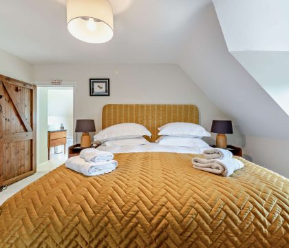 Stonelands Master Bedroom - StayCotswold
