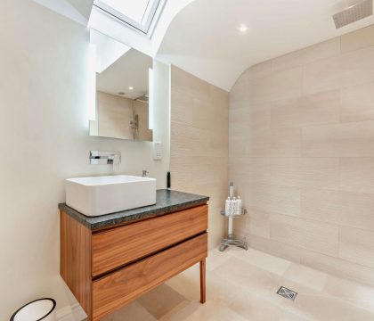 Stonelands Family Shower Room - StayCotswold