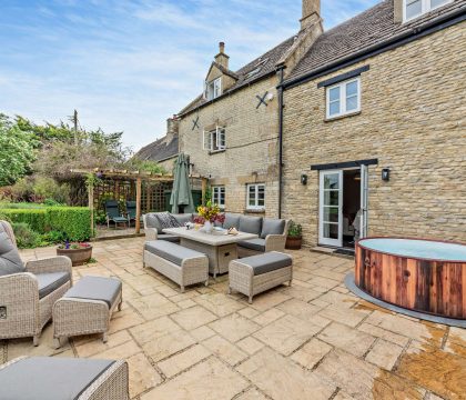 Stonelands Garden with Hot Tub - StayCotswold
