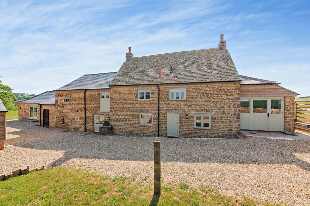 Little Barford Mill, 5 Bed Dog Friendly Holiday Home with Hot Tub