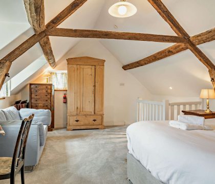 The Glen Master Bedroom - StayCotswold