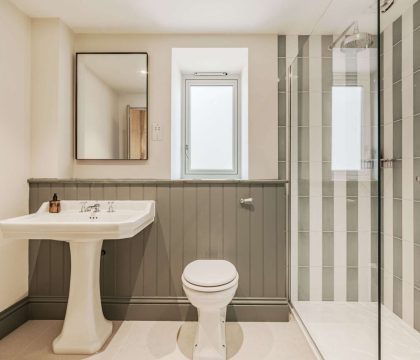 The Oat Barn Family Bathroom - StayCotswold