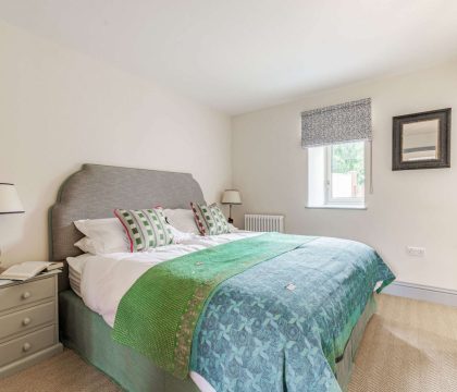 The Oat Barn Bedroom 4 - StayCotswold