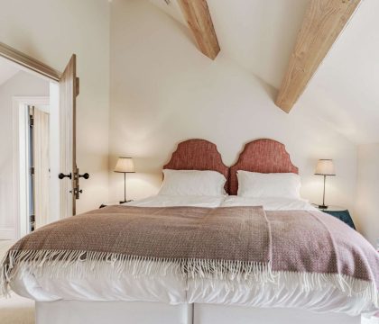 The Oat Barn Bedroom 5 - StayCotswold