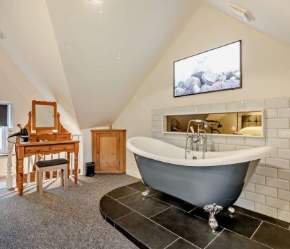 The Nook, Winchcombe Master Bedroom - StayCotswold