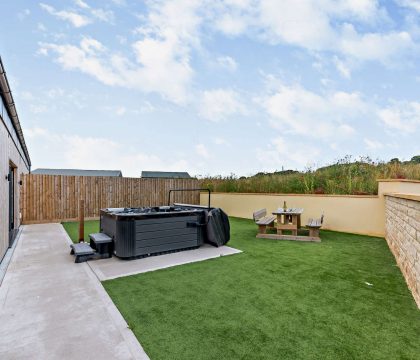 2 Bear's Court Garden - StayCotswold