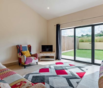 2 Bear's Court Sitting Area - StayCotswold