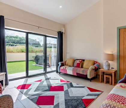 2 Bear's Court Sitting Area - StayCotswold