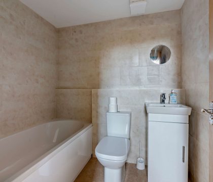 2 Bear's Court Family Bathroom - StayCotswold