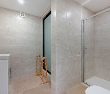 2 Bear's Court Master Bedroom Ensuite - StayCotswold